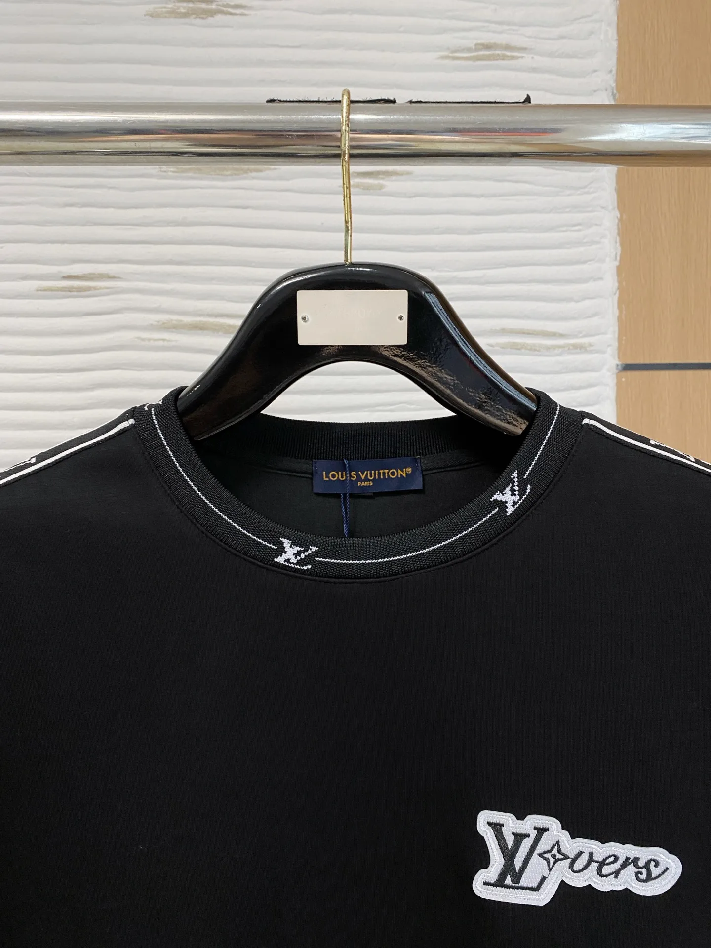 🅿️540 [LV Louis Vuitton] hot-selling suit is coming. Focus on the original version of the official website. 2025 new hot-selling sweatshirt suit. The original order is the best. 🇭🇰The meticulous work of top designers. It has a fitting and perfect upper body effect. All-natural high-quality Tencel Roman cotton 100%, close-fitting comfort, noble and elegant! Original hardware embodies elegance and nobility! Counter size: M-3XL (maximum wear up to 190 pounds)
